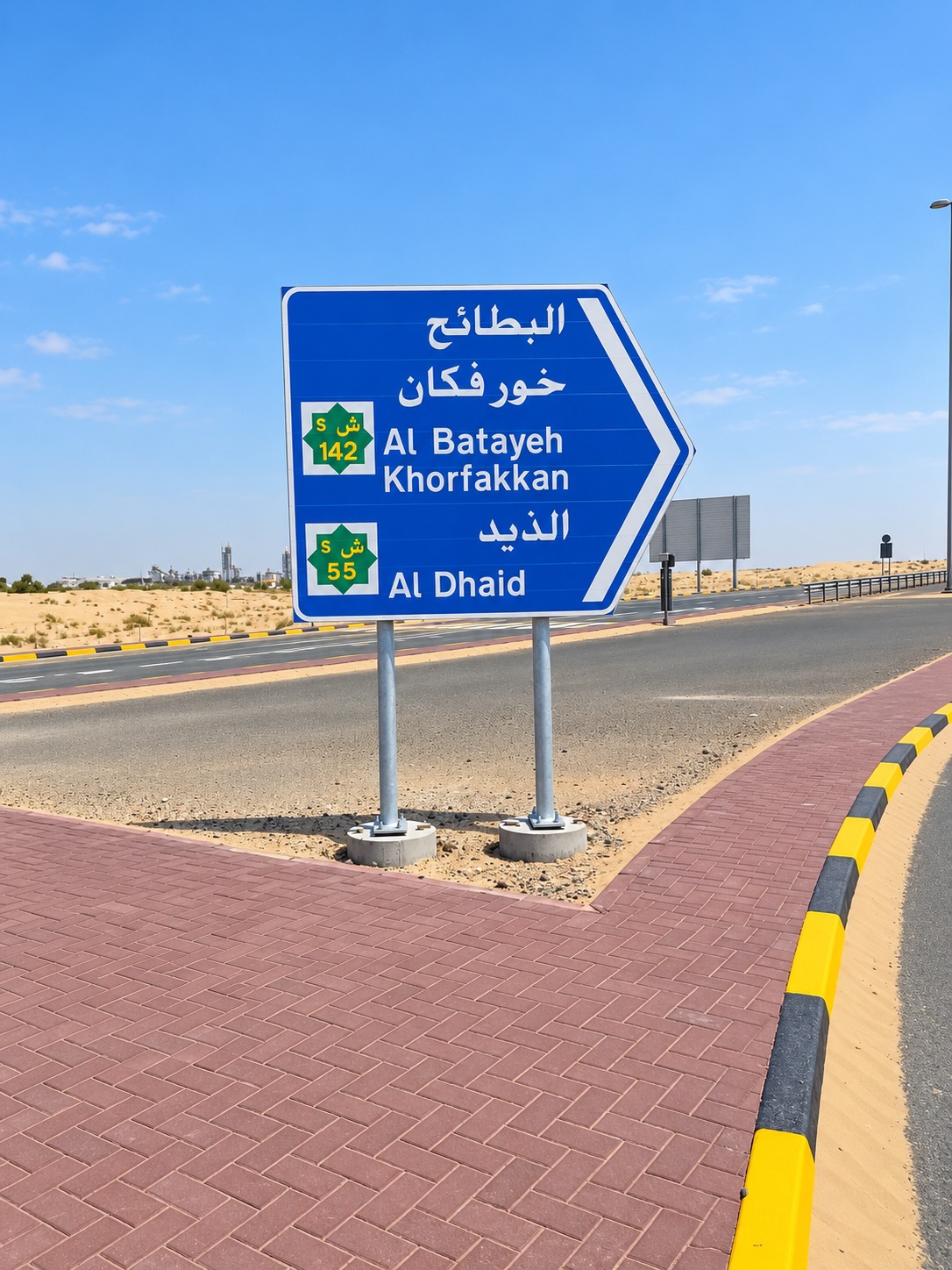 Destination Signs image 05 — Al Batayeh / Khorfakkan / Al Dhaid blue sign on median